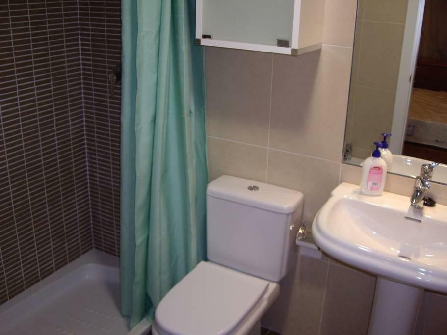 Apartment A / A 4Pax Near The Beach มาลากา ภายนอก รูปภาพ